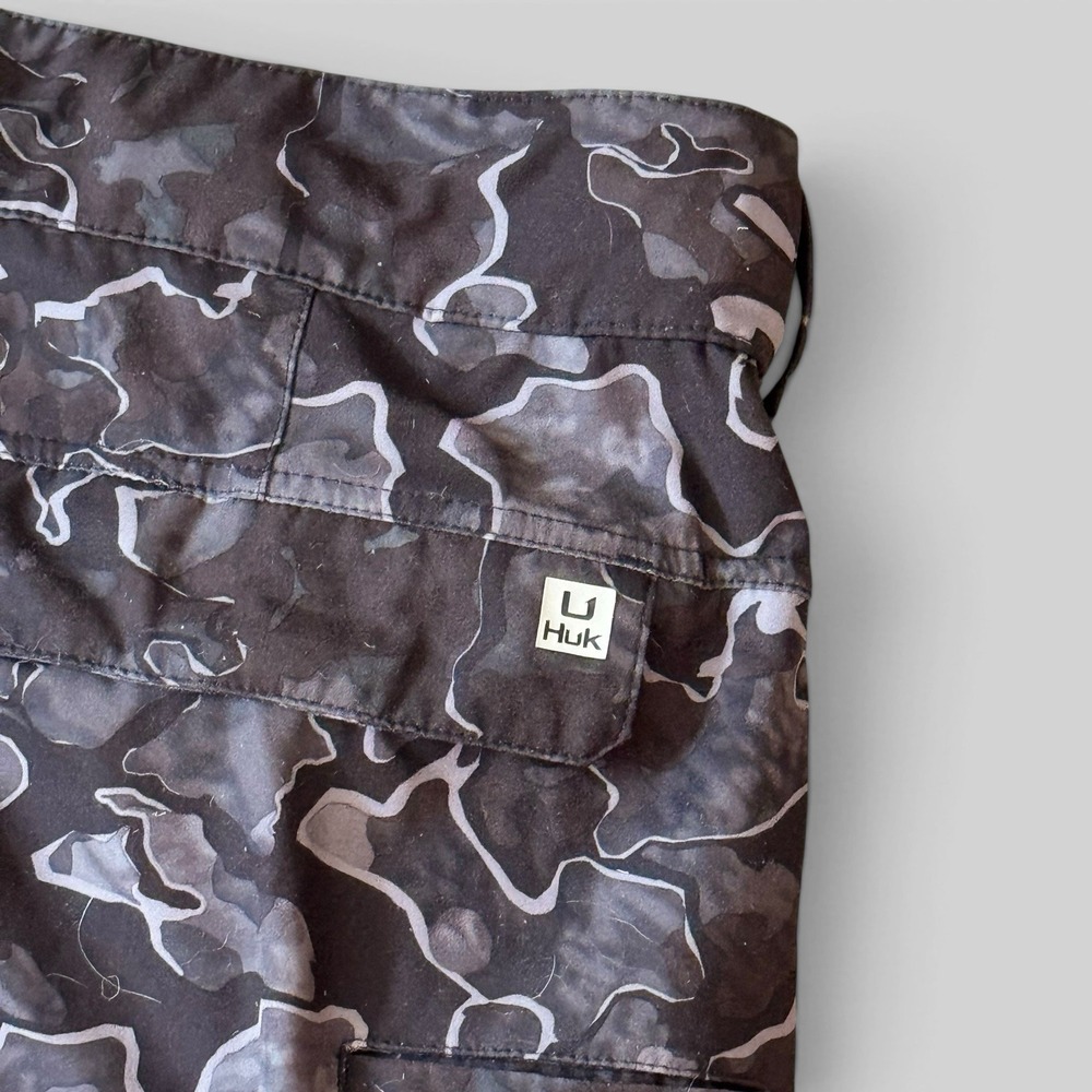 Huk Performance Fishing Shorts Camo Black Gray Boardshorts Outdoor Gear Men's XL - Picture 6 of 9